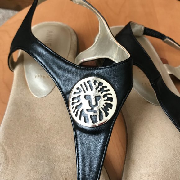 Anne Klein Black Flat Thong Sandals w/Goldtone Lion Logo Badge Size 9M - Picture 2 of 10